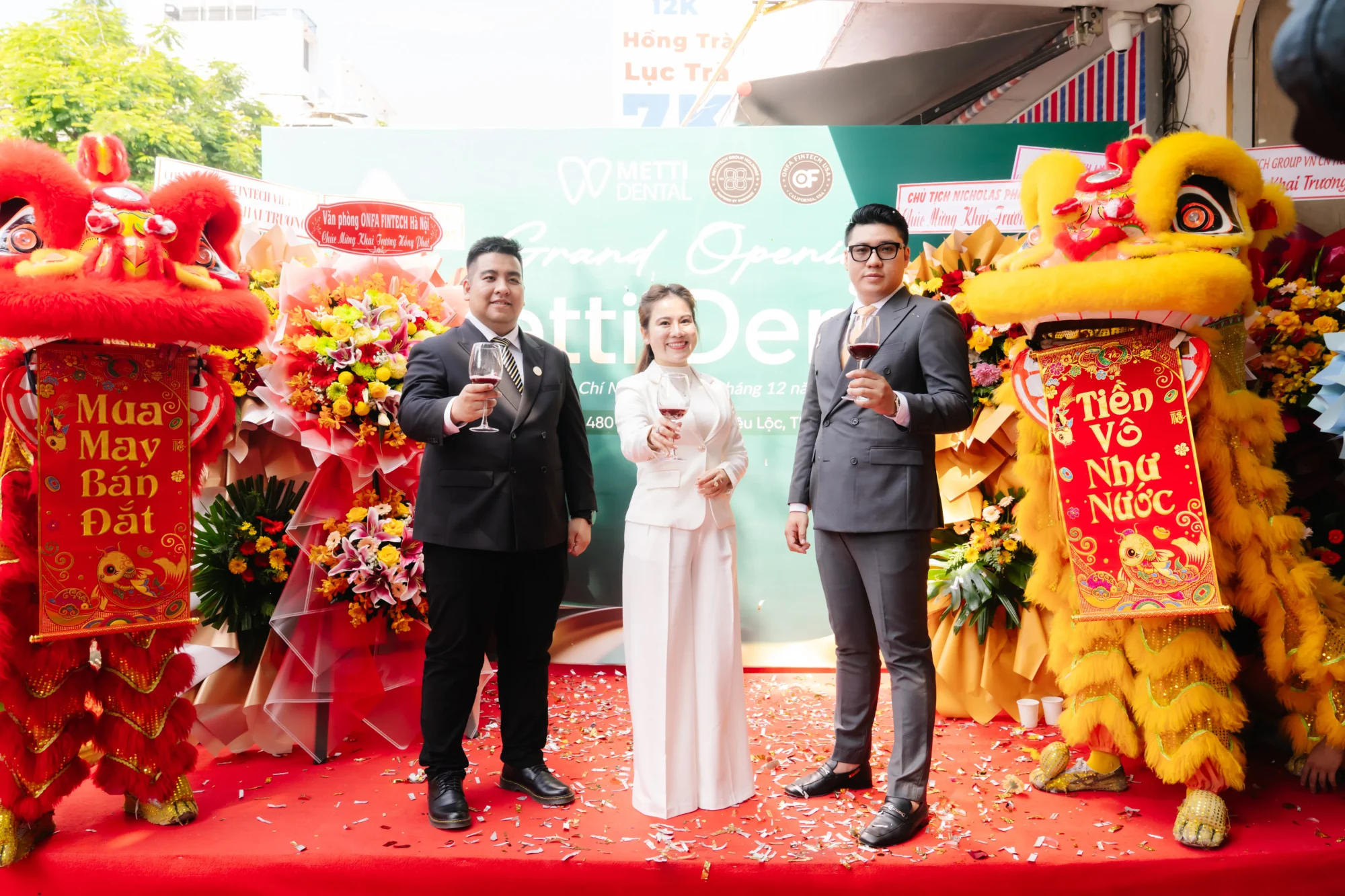 Lãnh đạo và khách mời cùng mời rượu, đánh dấu thời khắc chính thức ra mắt Metti Dental trong không khí phấn khởi và trang trọng.